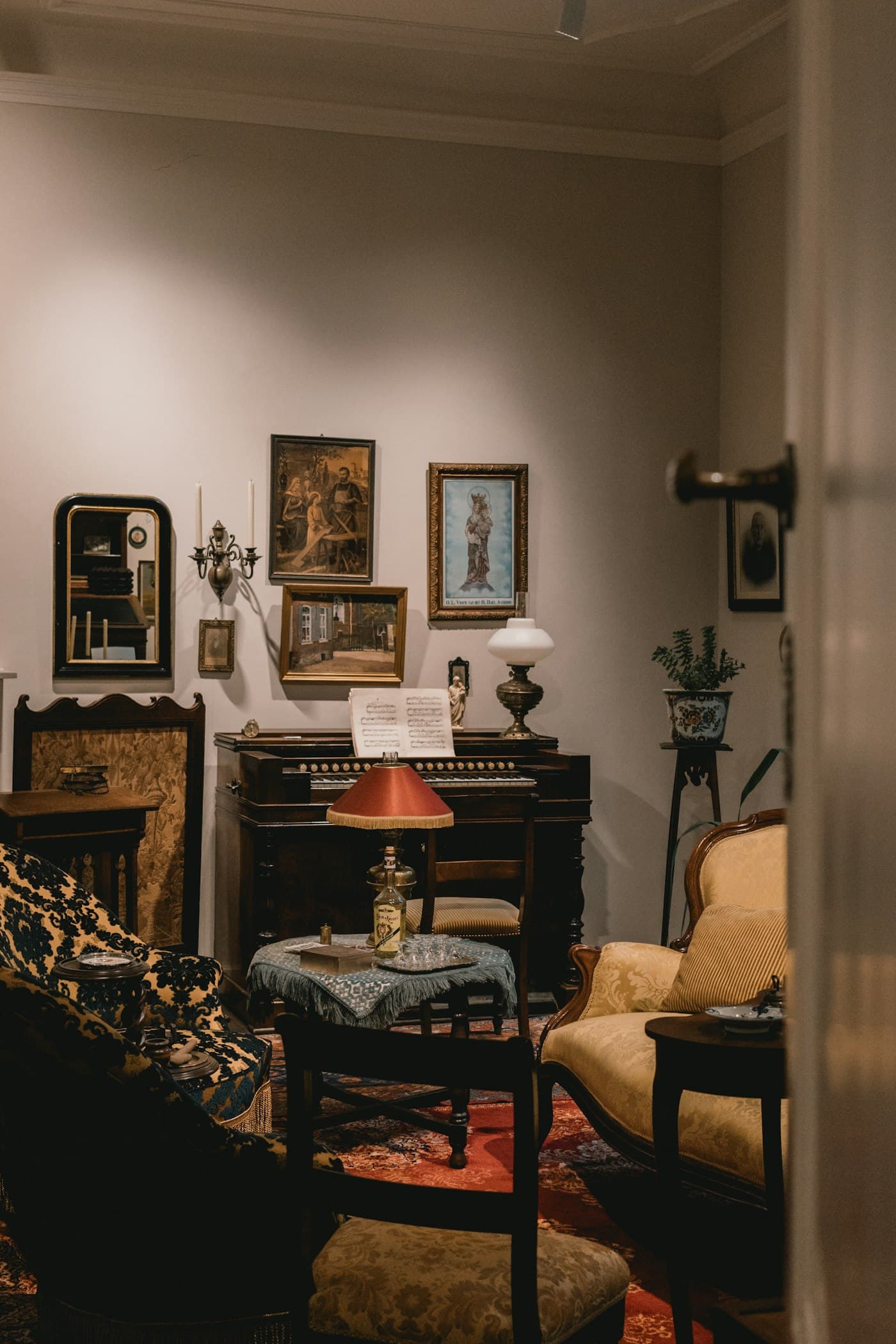 BEISPIEL-FOTO: älteres Wohnzimmer mit Sessel, Bildern und Holzmöbeln